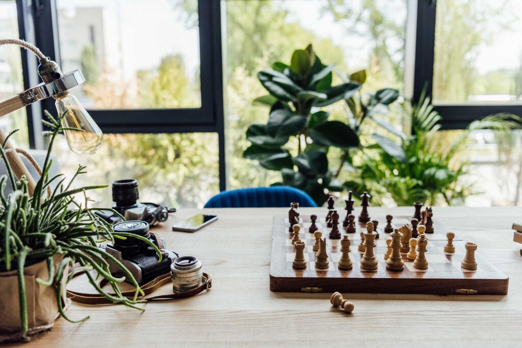 still-life-of-chess-board-old-vintage-cameras-on-RSW79NC.jpg